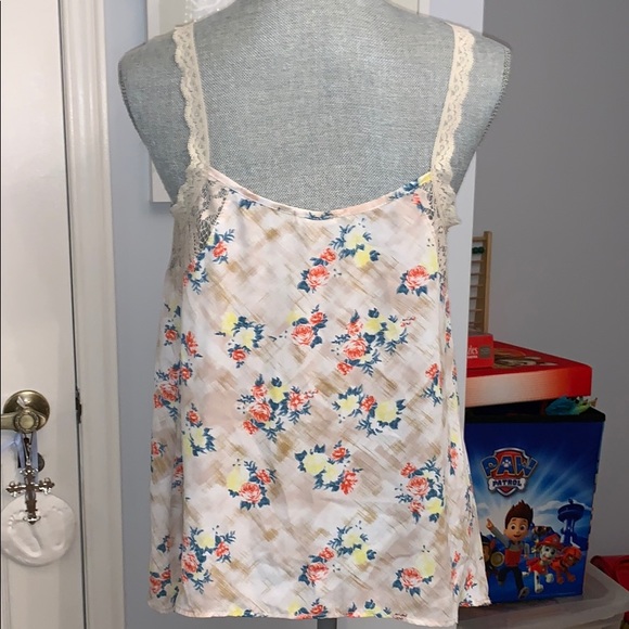 Soprano Flower and Lace Tank - Picture 4 of 5